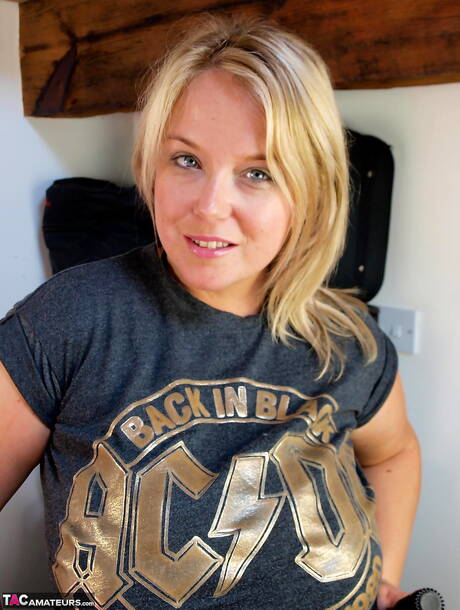 TAC Amateurs are proud to present you with a free pics featuring Sindy Bust in masturbating porn