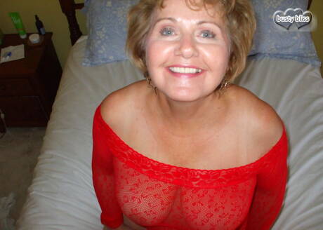 TAC Amateurs are pleased to offer you a free photos featuring Busty Bliss in work with hand on cock